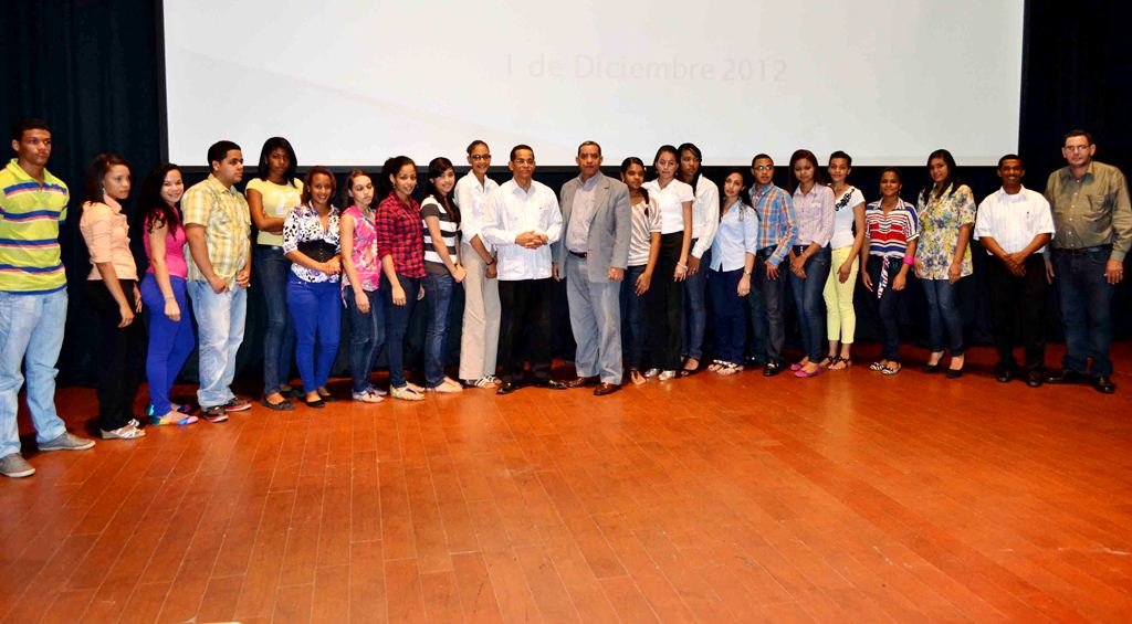 El senador Vargas junto a los mejores 27 estudiantes de Espaillat los cuales aparte de su beca recibirán una computadora